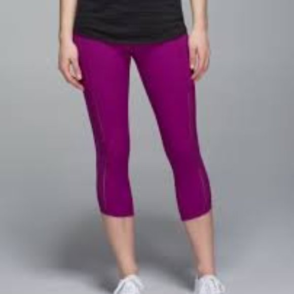 Lululemon Hot To Street Crop in Regal Plum, size 4 - Picture 6 of 12